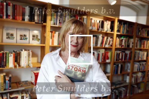 Amsterdam 15 april 2019
Boekpresentatie van Inge Ipenburg bij boekhandel Scheltema.
Simone Kleinsma krijgt het eerste exemplaar.