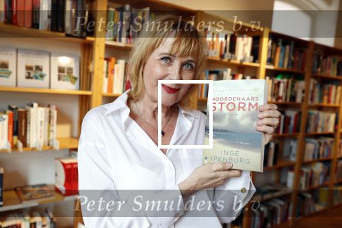 Amsterdam 15 april 2019
Boekpresentatie van Inge Ipenburg bij boekhandel Scheltema.
Simone Kleinsma krijgt het eerste exemplaar.