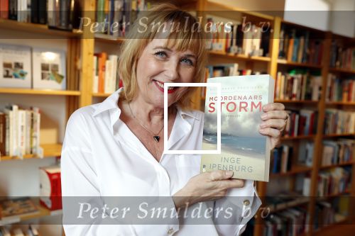 Amsterdam 15 april 2019
Boekpresentatie van Inge Ipenburg bij boekhandel Scheltema.
Simone Kleinsma krijgt het eerste exemplaar.