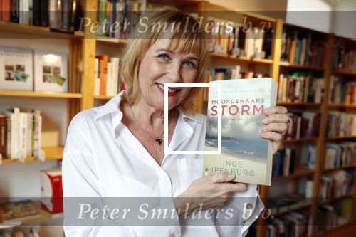 Amsterdam 15 april 2019
Boekpresentatie van Inge Ipenburg bij boekhandel Scheltema.
Simone Kleinsma krijgt het eerste exemplaar.