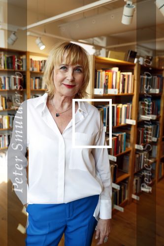 Amsterdam 15 april 2019
Boekpresentatie van Inge Ipenburg bij boekhandel Scheltema.
Simone Kleinsma krijgt het eerste exemplaar.