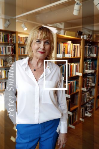 Amsterdam 15 april 2019
Boekpresentatie van Inge Ipenburg bij boekhandel Scheltema.
Simone Kleinsma krijgt het eerste exemplaar.