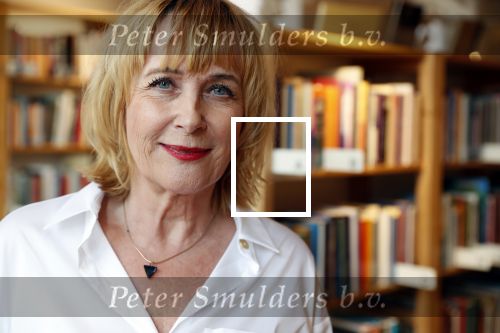 Amsterdam 15 april 2019
Boekpresentatie van Inge Ipenburg bij boekhandel Scheltema.
Simone Kleinsma krijgt het eerste exemplaar.