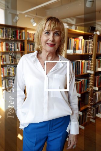 Amsterdam 15 april 2019
Boekpresentatie van Inge Ipenburg bij boekhandel Scheltema.
Simone Kleinsma krijgt het eerste exemplaar.