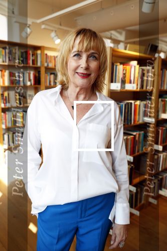 Amsterdam 15 april 2019
Boekpresentatie van Inge Ipenburg bij boekhandel Scheltema.
Simone Kleinsma krijgt het eerste exemplaar.