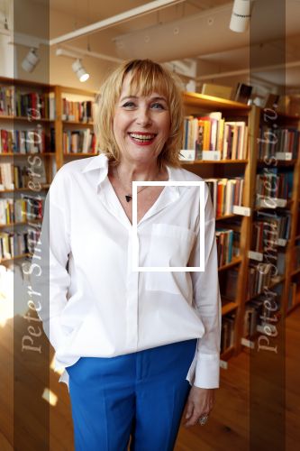 Amsterdam 15 april 2019
Boekpresentatie van Inge Ipenburg bij boekhandel Scheltema.
Simone Kleinsma krijgt het eerste exemplaar.