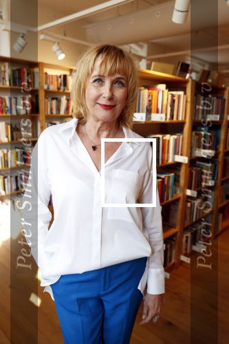 Amsterdam 15 april 2019
Boekpresentatie van Inge Ipenburg bij boekhandel Scheltema.
Simone Kleinsma krijgt het eerste exemplaar.