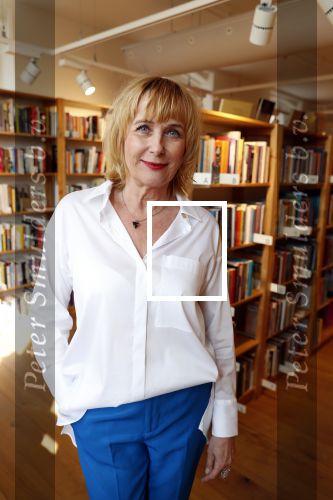 Amsterdam 15 april 2019
Boekpresentatie van Inge Ipenburg bij boekhandel Scheltema.
Simone Kleinsma krijgt het eerste exemplaar.
