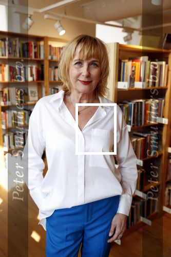 Amsterdam 15 april 2019
Boekpresentatie van Inge Ipenburg bij boekhandel Scheltema.
Simone Kleinsma krijgt het eerste exemplaar.