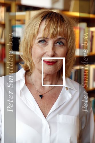 Amsterdam 15 april 2019
Boekpresentatie van Inge Ipenburg bij boekhandel Scheltema.
Simone Kleinsma krijgt het eerste exemplaar.