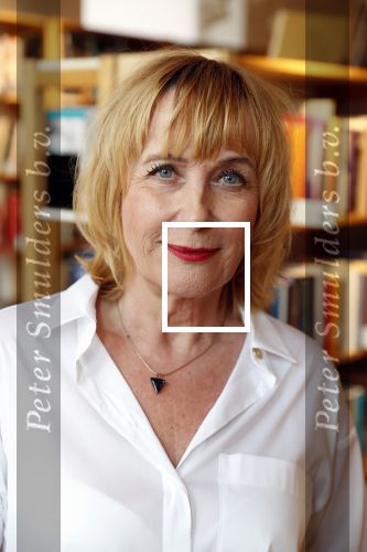 Amsterdam 15 april 2019
Boekpresentatie van Inge Ipenburg bij boekhandel Scheltema.
Simone Kleinsma krijgt het eerste exemplaar.