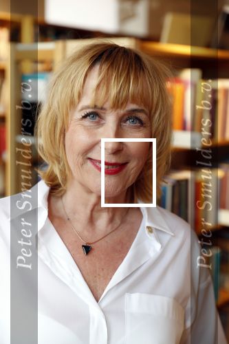 Amsterdam 15 april 2019
Boekpresentatie van Inge Ipenburg bij boekhandel Scheltema.
Simone Kleinsma krijgt het eerste exemplaar.