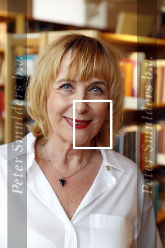 Amsterdam 15 april 2019
Boekpresentatie van Inge Ipenburg bij boekhandel Scheltema.
Simone Kleinsma krijgt het eerste exemplaar.