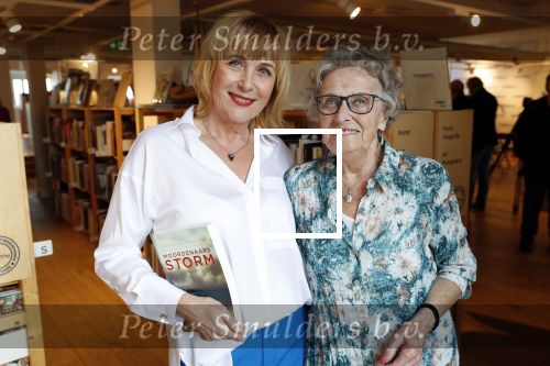 Amsterdam 15 april 2019
Boekpresentatie van Inge Ipenburg bij boekhandel Scheltema.
Simone Kleinsma krijgt het eerste exemplaar. Inge met haar moeder