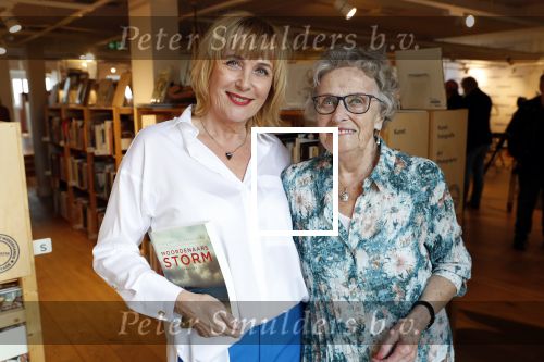 Amsterdam 15 april 2019
Boekpresentatie van Inge Ipenburg bij boekhandel Scheltema.
Simone Kleinsma krijgt het eerste exemplaar. Inge met haar moeder