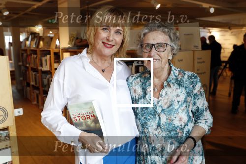 Amsterdam 15 april 2019
Boekpresentatie van Inge Ipenburg bij boekhandel Scheltema.
Simone Kleinsma krijgt het eerste exemplaar. Inge met haar moeder