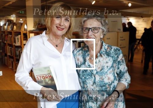 Amsterdam 15 april 2019
Boekpresentatie van Inge Ipenburg bij boekhandel Scheltema.
Simone Kleinsma krijgt het eerste exemplaar. Inge met haar moeder