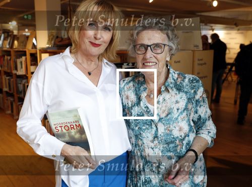 Amsterdam 15 april 2019
Boekpresentatie van Inge Ipenburg bij boekhandel Scheltema.
Simone Kleinsma krijgt het eerste exemplaar. Inge met haar moeder