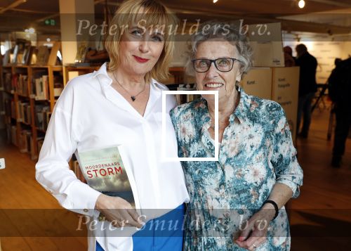 Amsterdam 15 april 2019
Boekpresentatie van Inge Ipenburg bij boekhandel Scheltema.
Simone Kleinsma krijgt het eerste exemplaar. Inge met haar moeder