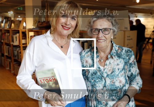 Amsterdam 15 april 2019
Boekpresentatie van Inge Ipenburg bij boekhandel Scheltema.
Simone Kleinsma krijgt het eerste exemplaar. Inge met haar moeder