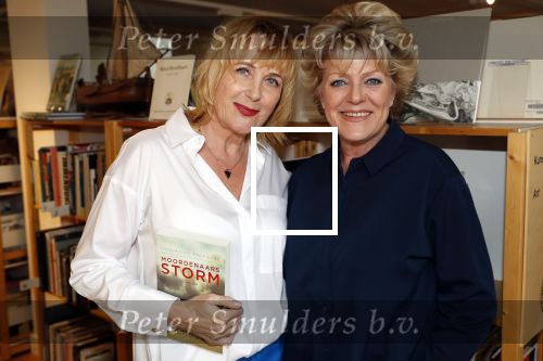Amsterdam 15 april 2019
Boekpresentatie van Inge Ipenburg bij boekhandel Scheltema.
Simone Kleinsma krijgt het eerste exemplaar.