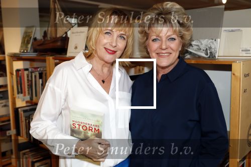 Amsterdam 15 april 2019
Boekpresentatie van Inge Ipenburg bij boekhandel Scheltema.
Simone Kleinsma krijgt het eerste exemplaar.