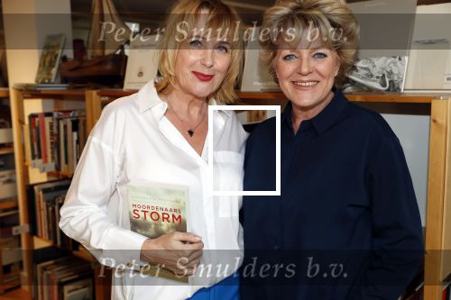 Amsterdam 15 april 2019
Boekpresentatie van Inge Ipenburg bij boekhandel Scheltema.
Simone Kleinsma krijgt het eerste exemplaar.