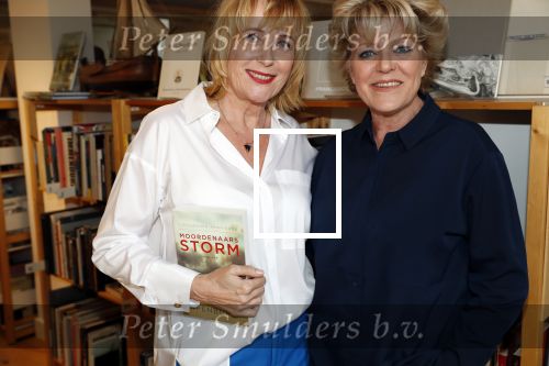Amsterdam 15 april 2019
Boekpresentatie van Inge Ipenburg bij boekhandel Scheltema.
Simone Kleinsma krijgt het eerste exemplaar.