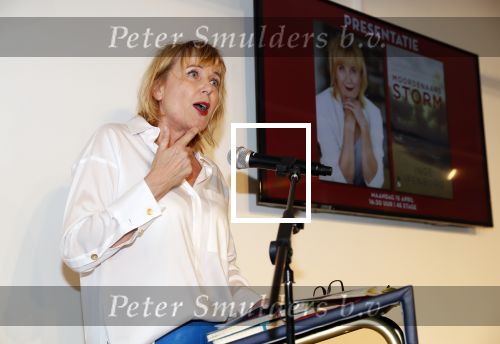 Amsterdam 15 april 2019
Boekpresentatie van Inge Ipenburg bij boekhandel Scheltema.
Simone Kleinsma krijgt het eerste exemplaar.