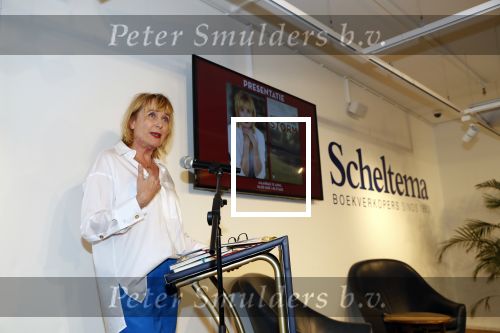 Amsterdam 15 april 2019
Boekpresentatie van Inge Ipenburg bij boekhandel Scheltema.
Simone Kleinsma krijgt het eerste exemplaar.