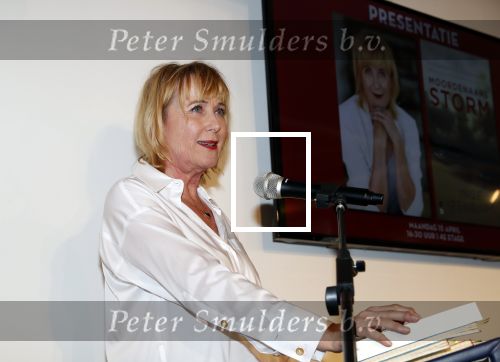 Amsterdam 15 april 2019
Boekpresentatie van Inge Ipenburg bij boekhandel Scheltema.
Simone Kleinsma krijgt het eerste exemplaar.