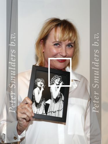 Amsterdam 15 april 2019
Boekpresentatie van Inge Ipenburg bij boekhandel Scheltema.
Simone Kleinsma krijgt het eerste exemplaar.