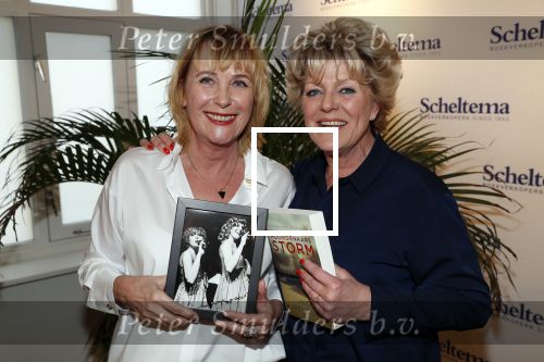 Amsterdam 15 april 2019
Boekpresentatie van Inge Ipenburg bij boekhandel Scheltema.
Simone Kleinsma krijgt het eerste exemplaar.