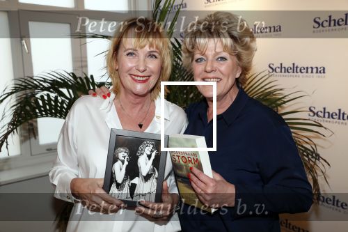 Amsterdam 15 april 2019
Boekpresentatie van Inge Ipenburg bij boekhandel Scheltema.
Simone Kleinsma krijgt het eerste exemplaar.
