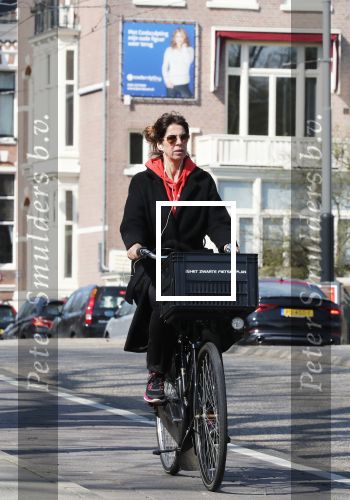 Amsterdam 9 april 2019
Isa Hoes op de fiets in Amsterdam zuid