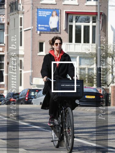 Amsterdam 9 april 2019
Isa Hoes op de fiets in Amsterdam zuid