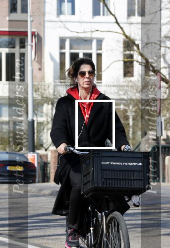 Amsterdam 9 april 2019
Isa Hoes op de fiets in Amsterdam zuid