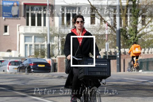 Amsterdam 9 april 2019
Isa Hoes op de fiets in Amsterdam zuid