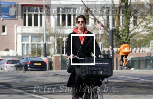 Amsterdam 9 april 2019
Isa Hoes op de fiets in Amsterdam zuid