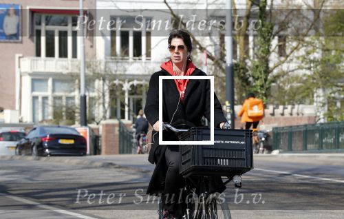 Amsterdam 9 april 2019
Isa Hoes op de fiets in Amsterdam zuid