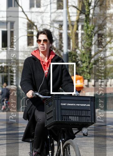 Amsterdam 9 april 2019
Isa Hoes op de fiets in Amsterdam zuid