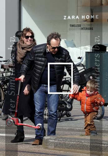 Amsterdam 14 april 2019
Joost Nijsen en Maaike Pereboom met haar zoontje op straat in Amsterdam zuid.