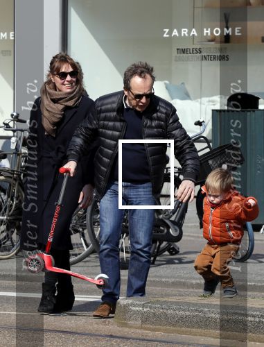 Amsterdam 14 april 2019
Joost Nijsen en Maaike Pereboom met haar zoontje op straat in Amsterdam zuid.