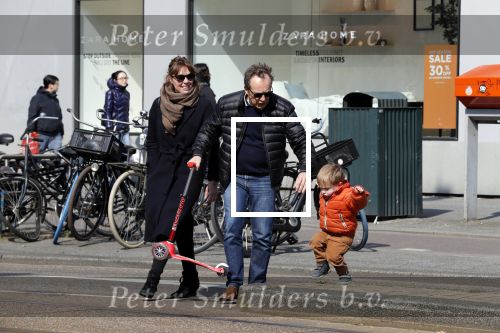 Amsterdam 14 april 2019
Joost Nijsen en Maaike Pereboom met haar zoontje op straat in Amsterdam zuid.