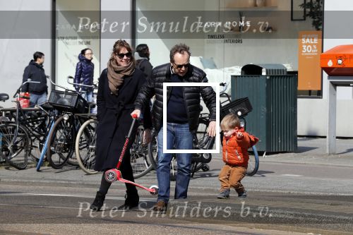 Amsterdam 14 april 2019
Joost Nijsen en Maaike Pereboom met haar zoontje op straat in Amsterdam zuid.