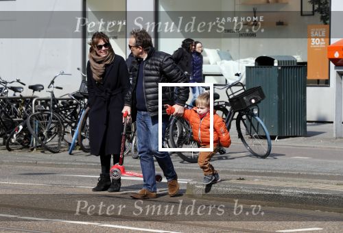 Amsterdam 14 april 2019
Joost Nijsen en Maaike Pereboom met haar zoontje op straat in Amsterdam zuid.