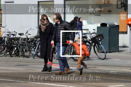 Amsterdam 14 april 2019
Joost Nijsen en Maaike Pereboom met haar zoontje op straat in Amsterdam zuid.