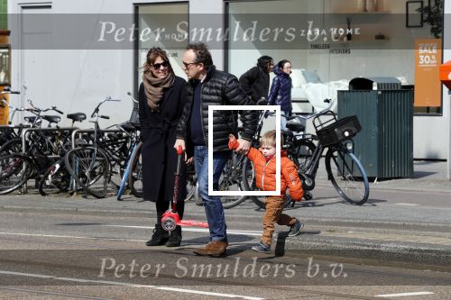 Amsterdam 14 april 2019
Joost Nijsen en Maaike Pereboom met haar zoontje op straat in Amsterdam zuid.