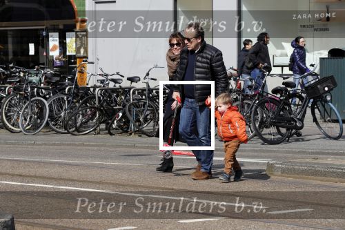 Amsterdam 14 april 2019
Joost Nijsen en Maaike Pereboom met haar zoontje op straat in Amsterdam zuid.