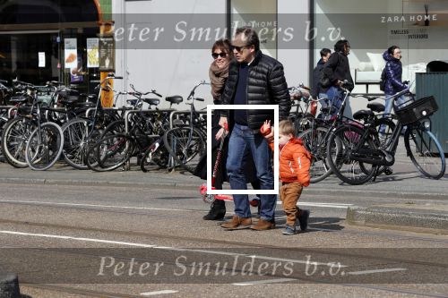 Amsterdam 14 april 2019
Joost Nijsen en Maaike Pereboom met haar zoontje op straat in Amsterdam zuid.